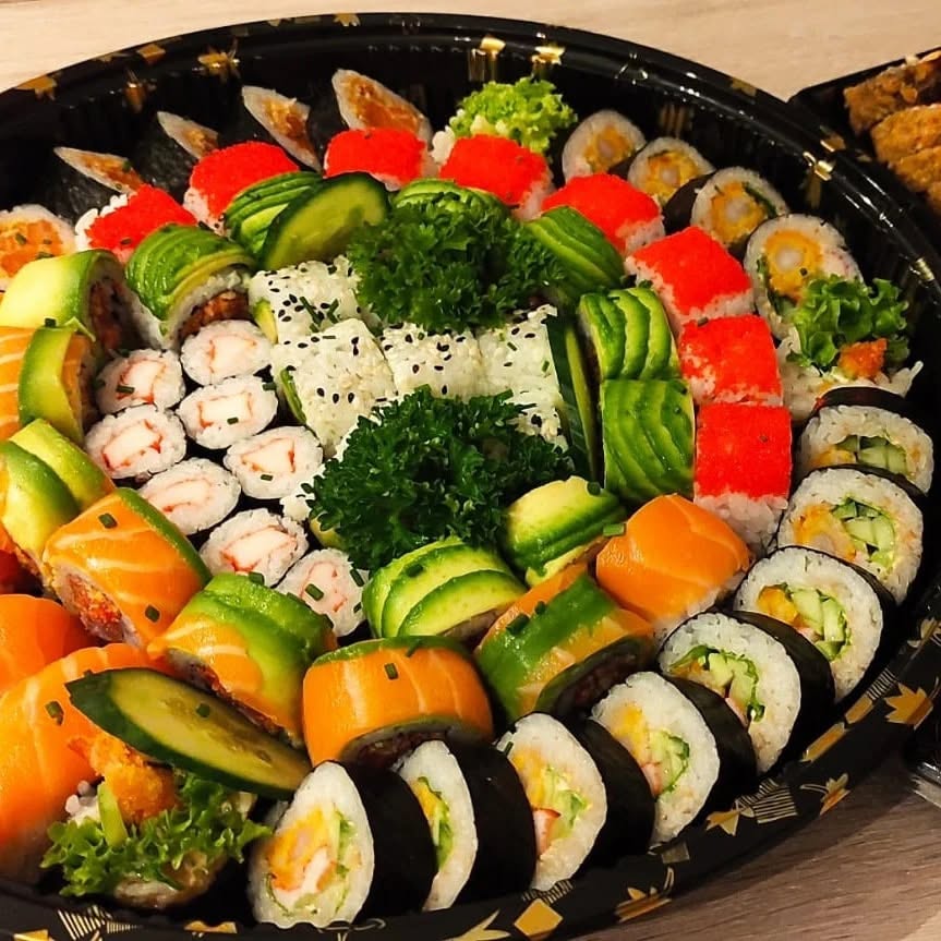 deluxe sushi platter